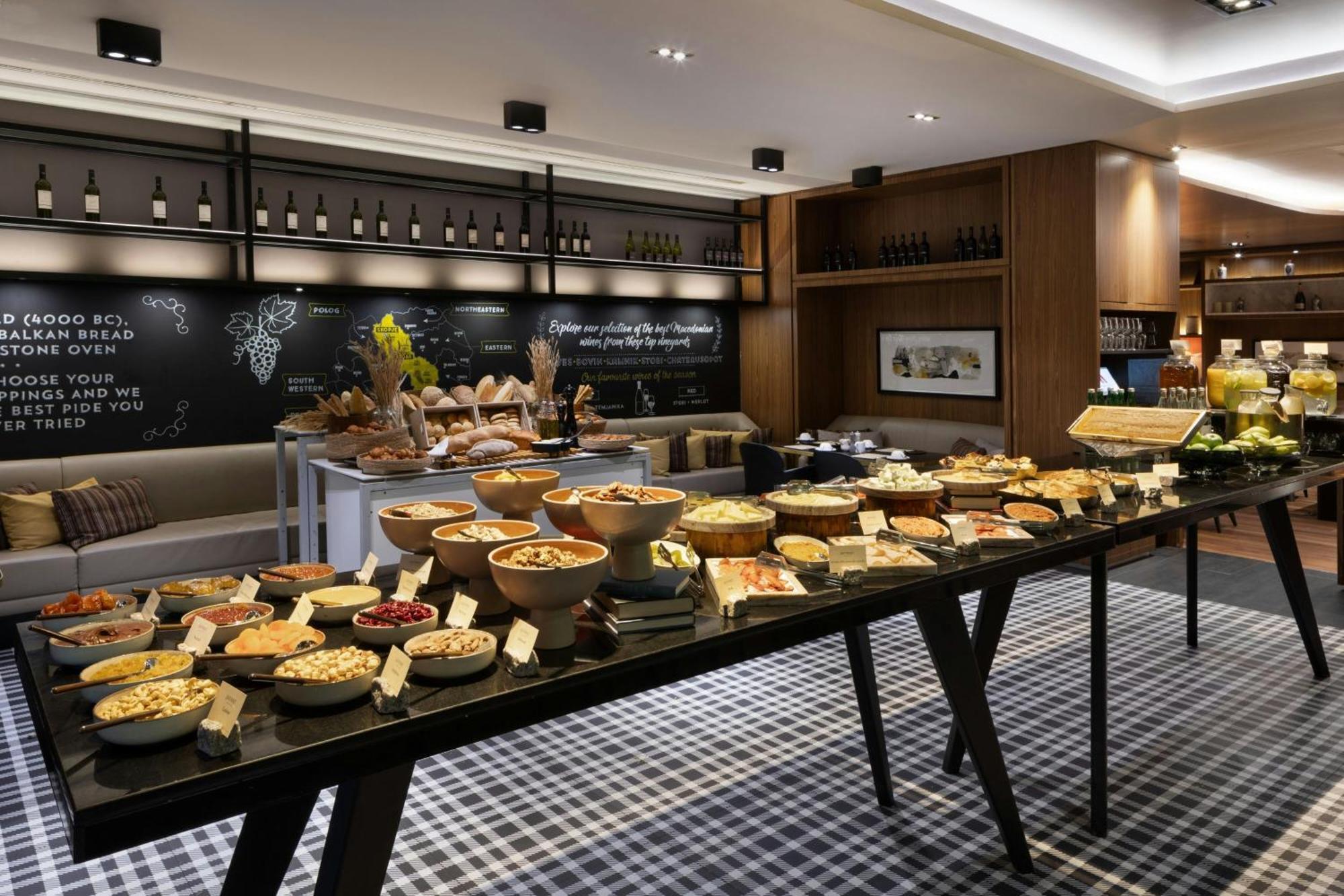 Skopje Marriott Hotel Exterior foto The buffet at the lounge